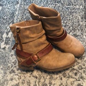 Side zip ankle boots